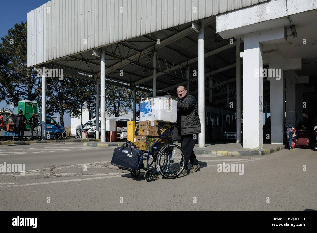 19 mars 2022, Siret, Roumanie : un homme adulte traverse le point frontalier de Siret avec les effets qu'il a pu récupérer avant de quitter l'Ukraine. Environ 3 mille personnes arrivent quotidiennement à Siret, en Roumanie, pour se réfugier contre la violence causée par la guerre entre la Russie et l'Ukraine. Dans cette ville frontalière, un couloir d'aide humanitaire a été organisé entre diverses organisations civiles et étatiques. Les personnes qui fuient l'Ukraine sont principalement des femmes, des enfants et des adultes plus âgés. Lorsqu'ils franchissent la frontière, les gens reçoivent de l'aide médicale, psychologique, alimentaire, de transport et d'hébergement. Merci à l'aide des bénévoles Banque D'Images