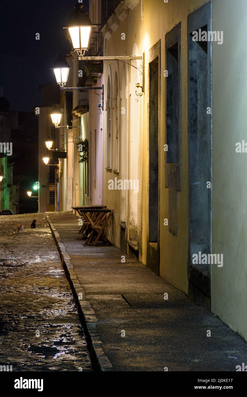 Vieille rue pavée avec maisons coloniales illuminées la nuit Banque D'Images