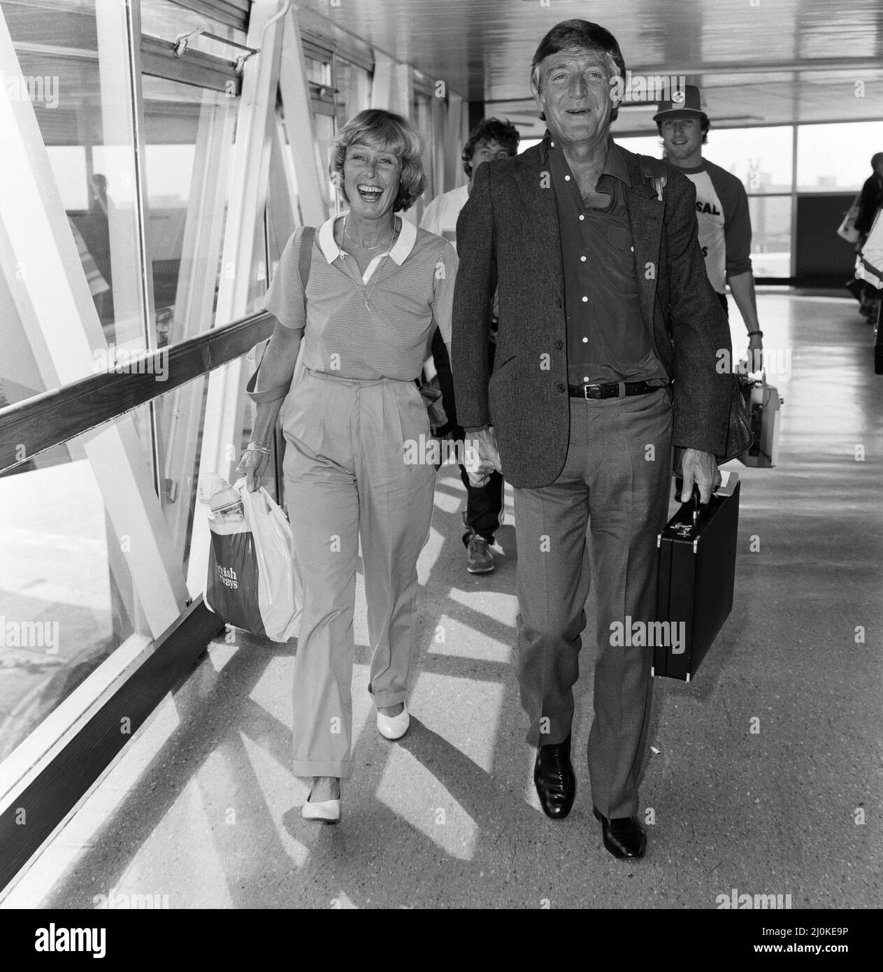 Michael Parkinson arrive à Heathrow avec sa femme Mary. Il est en Australie depuis six mois pour un spectacle. 7th septembre 1981. Banque D'Images