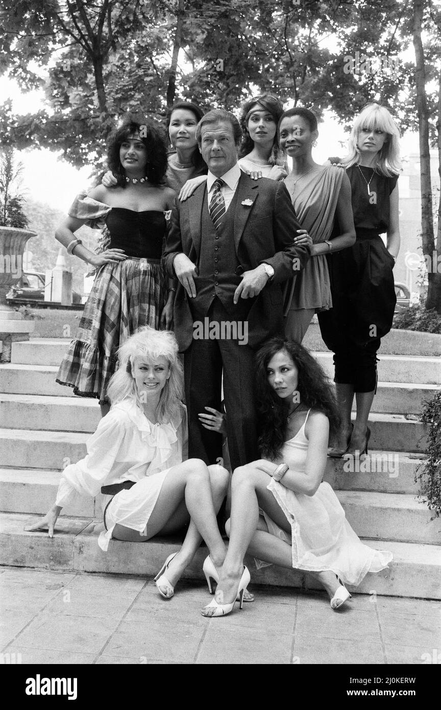 Un photocall de la presse nationale pour les stars du nouveau film James Bond « pour vos yeux seulement » à l'Inn on the Park Hotel, Londres. La star du film, Roger Moore, est photographiée avec Bond Girls. 23rd juin 1981. Banque D'Images