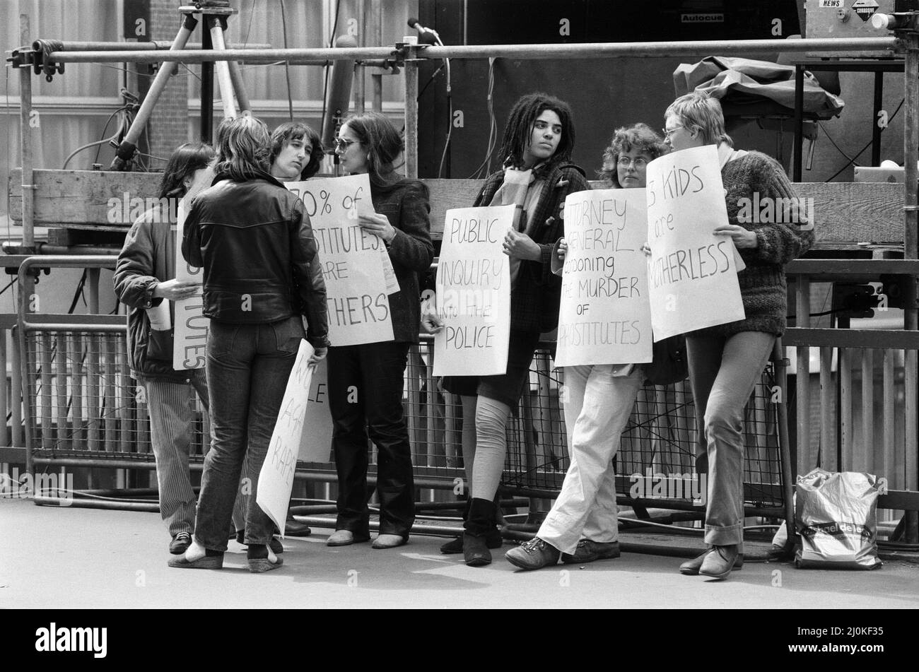 Scènes à l'extérieur de l'Old Bailey pendant le procès de Peter Sutcliffe, l'Éventreur du Yorkshire. Les femmes manifestent pour des prostituées, à l'extérieur de Old Bailey. 8th mai 1981. Banque D'Images