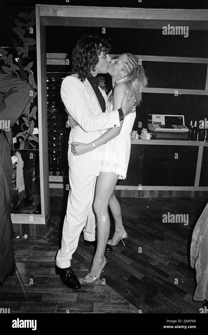 Peter Stringfellow, propriétaire de la nouvelle boîte de nuit Stringfellows à Covent Garden, photographié à la boîte de nuit embrassant une femme. Londres. 1st août 1980. Photo avec sa femme Coral. Banque D'Images