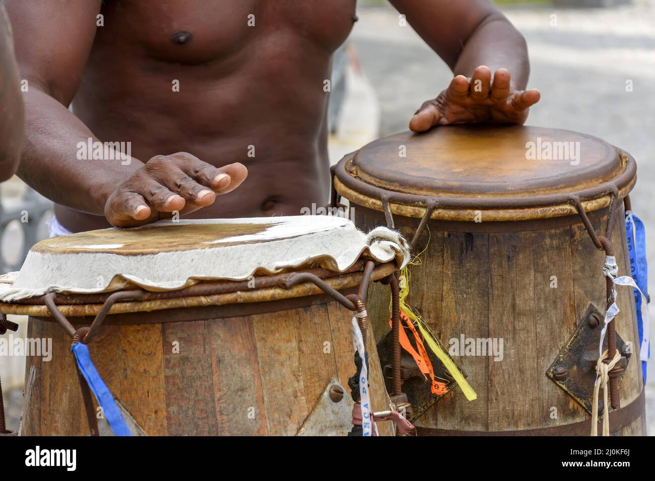 Musiciens mains jouant atabaque qui est un instrument brésilien de percussion d'origine africaine Banque D'Images