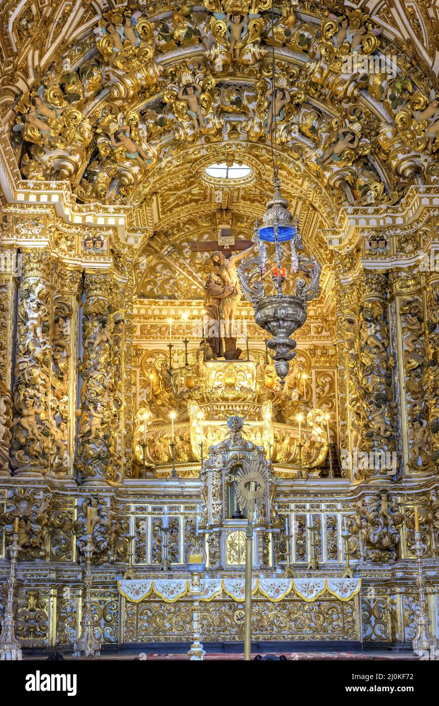 Bel autel baroque plaqué or dans l'ancienne église historique de Salvador, Bahia Banque D'Images