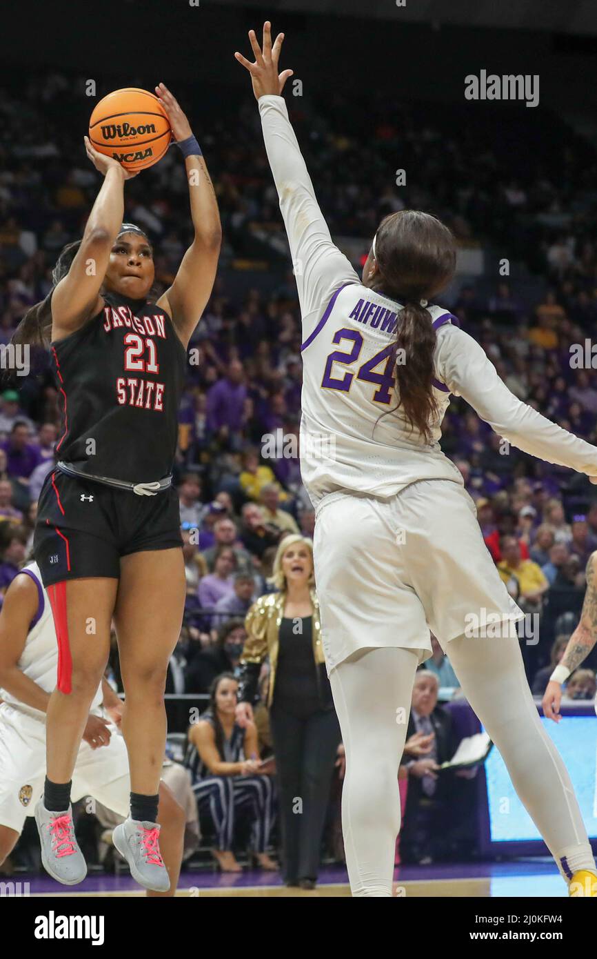 19 mars 2022 : Jackson St. LaMiracle Sims (21) met un coup de feu sur Faustine Aifuwa de LSU (24) lors du tournoi de folie de la NCAA en mars entre les Jackson St. Jaguars et les LSU Tigers au Pete Maravich Assembly Center de Baton Rouge, LA. Jonathan Mailhes/CSM Banque D'Images