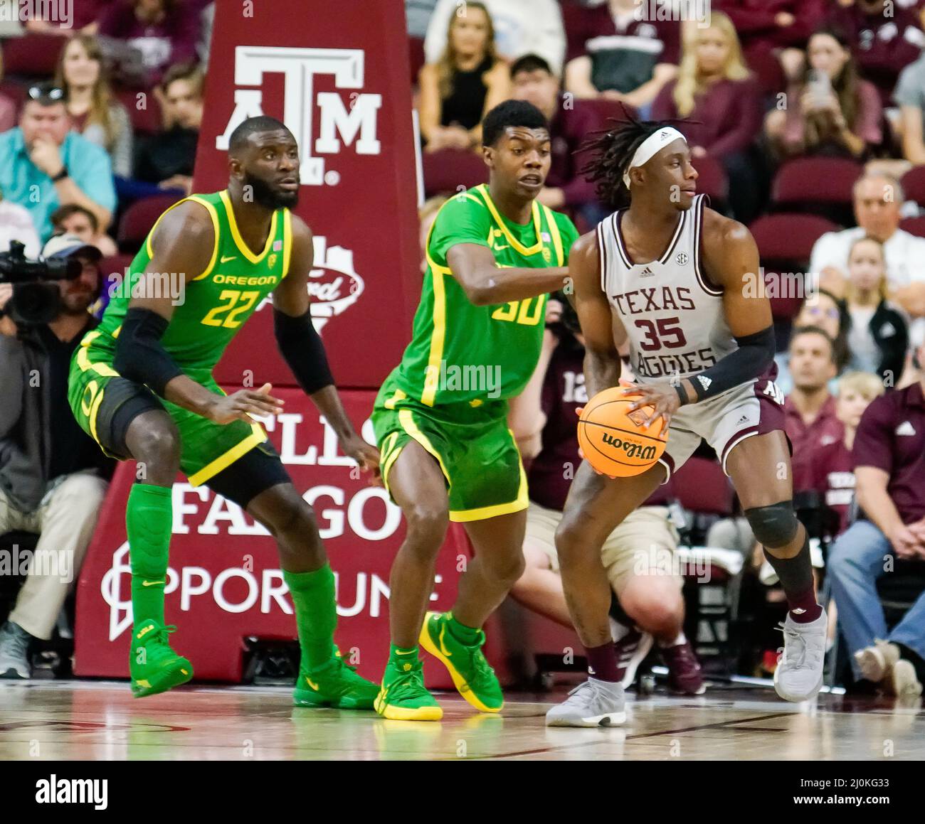 College Station, Texas, États-Unis 19th mars 2022. 19 mars 2022- College Station, Texas U.S.A - Texas A&M MANNY OBASEKI (35) a l'air de faire une passe dans la seconde moitié alors que Texas A&M bat Oregon 75-60 dans la deuxième partie du tournoi NIT de menÃs College à Reed Arena à College Station, Texas. (Image de crédit : © Jerome Hicks/ZUMA Press Wire) Banque D'Images