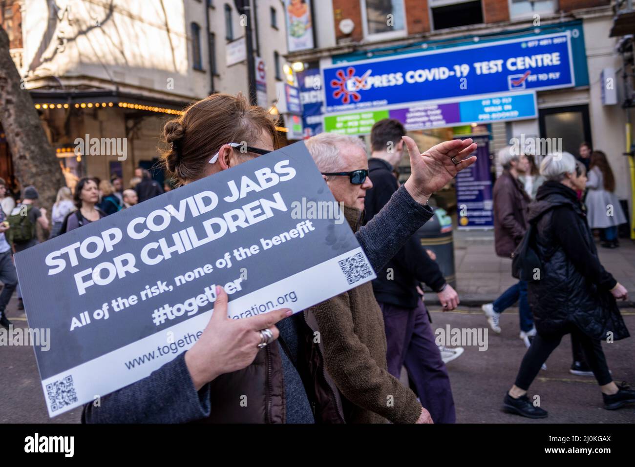 Manifestation contre la vaccination des enfants contre Covid 19, rejointe par des anti-vaxxers. Stop covid jabs for Children étiquette, passage au centre d'essai Banque D'Images