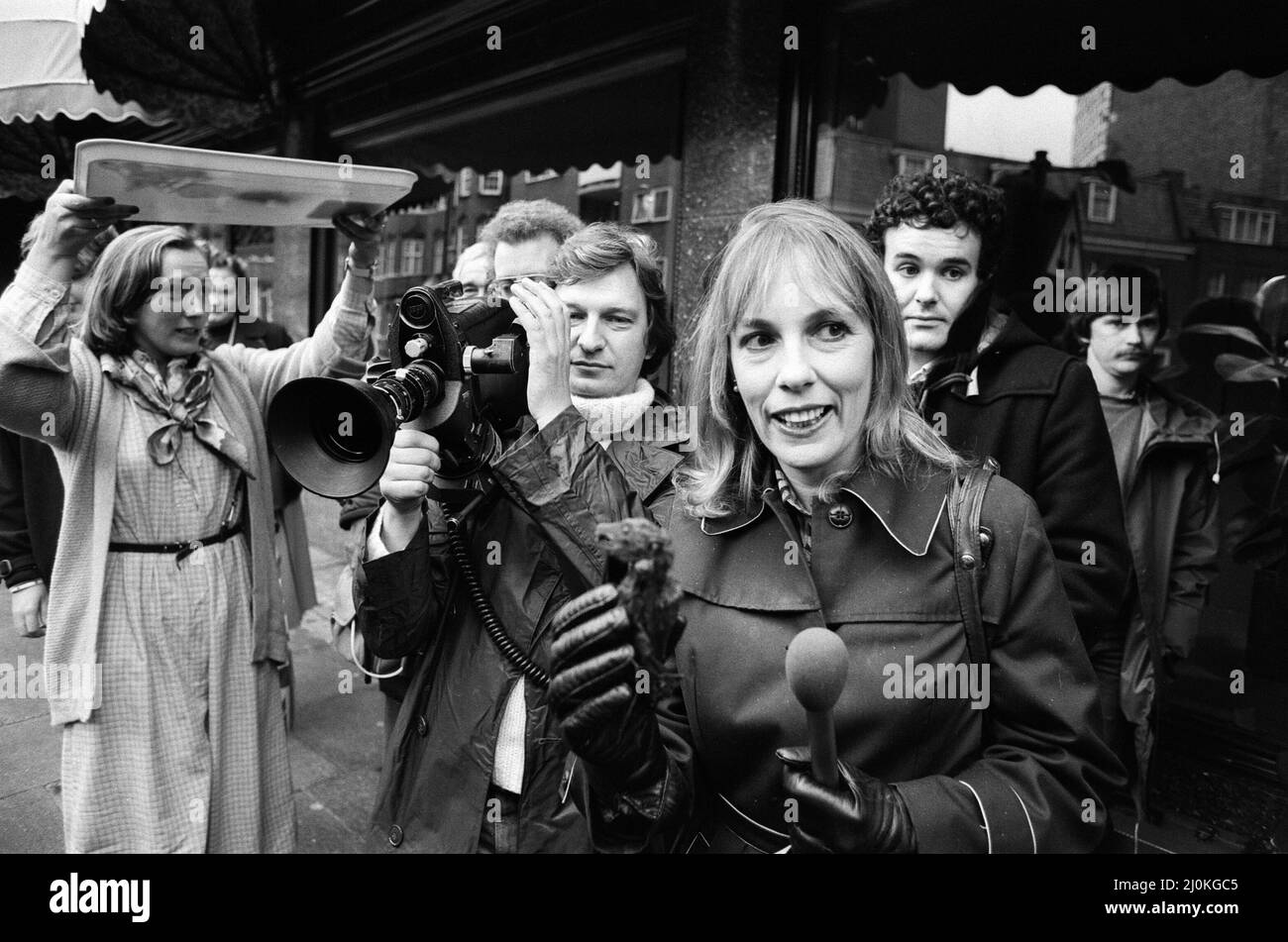 Esther Rantzen, la star de télévision « c'est la vie », a photographié en demandant aux passants de goûter « Bat Soup ». Elle a été arrêtée plus tard dans la journée pour obstruction volontaire. 16th octobre 1980. Banque D'Images