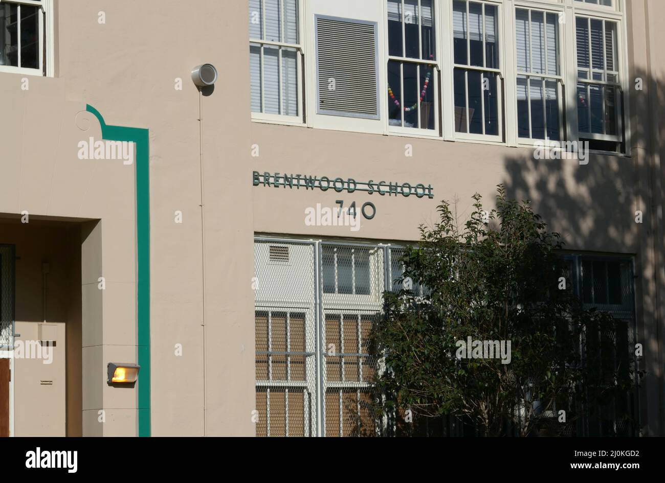 Los Angeles, Californie, États-Unis Une vue générale de l'atmosphère de l'école Brentwood, dont les anciens élèves comprennent Adam Levine de Maroon 5, Patrick Schwarzenegger, Peter Vidmar, Fred Savage, Ben Savage, Jon Landau, Don Diamont et beaucoup d'autres le 16 mars 2022 à Los Angeles, Californie, Etats-Unis. Photo par Barry King/Alay stock photo Banque D'Images