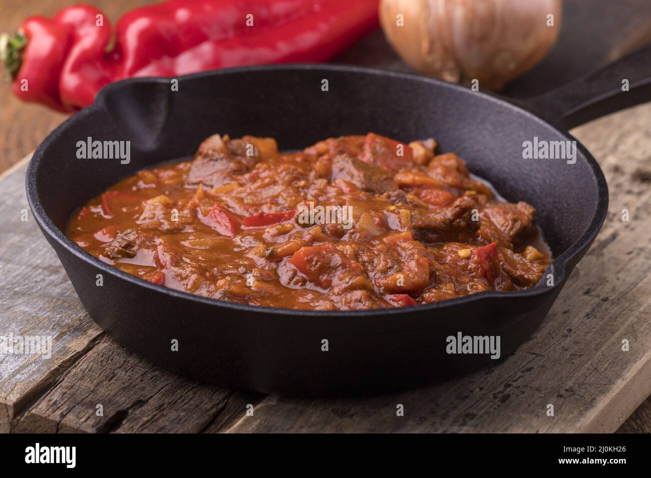 Goulash hongrois dans une poêle en fer Banque D'Images