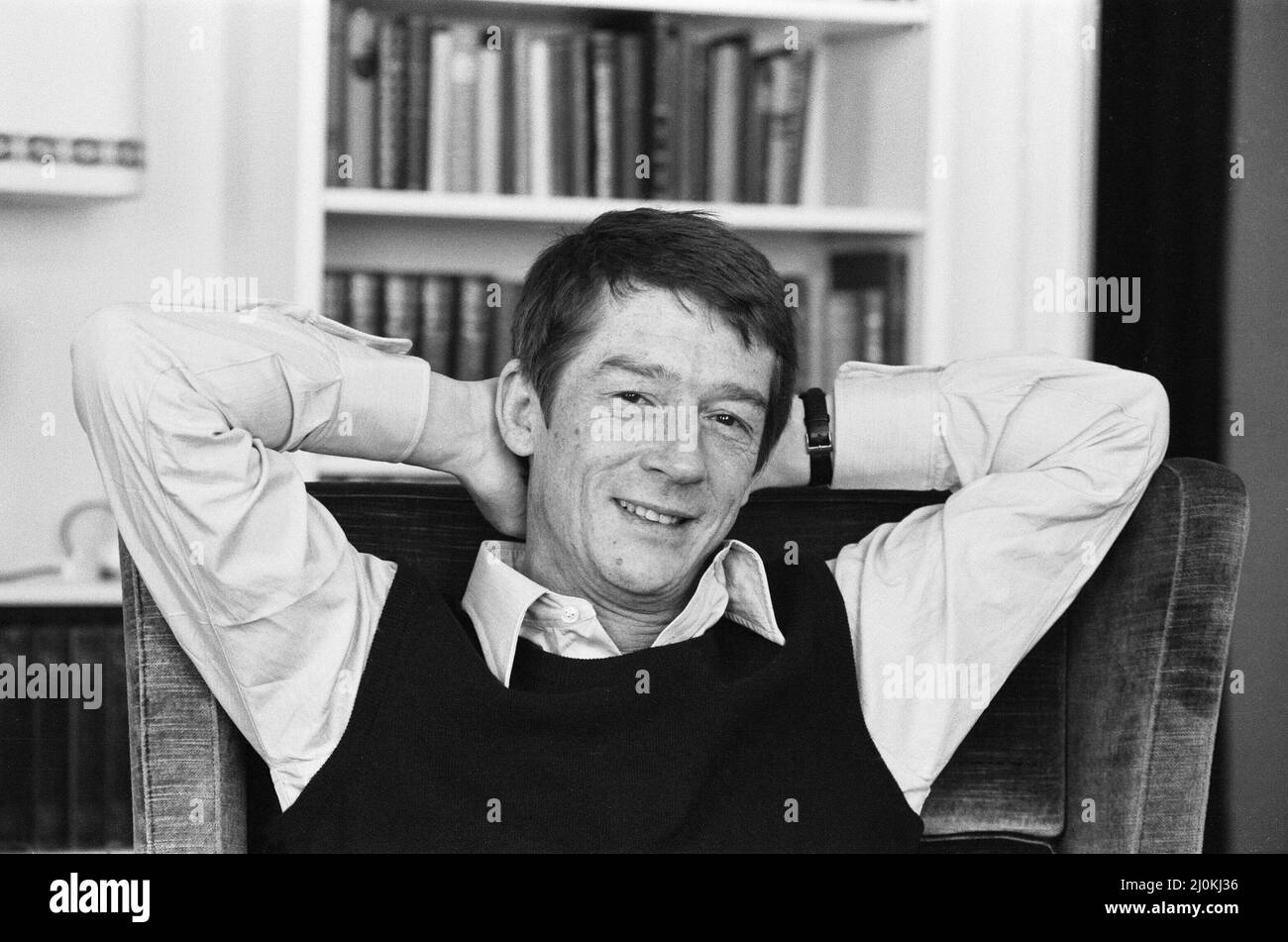 John Hurt, photographié en Allemagne en 1982.John est en Allemagne pour filmer Night Crossing, la véritable histoire de la façon dont le 16th septembre 1979, les familles Strelzyk et Wetzel s'étaient échappées de l'Allemagne de l'est à l'Ouest dans un ballon à air chaud fait maison. John Hurt joue Peter Strelzyk dans le film. Photo prise le 14th février 1982 Banque D'Images