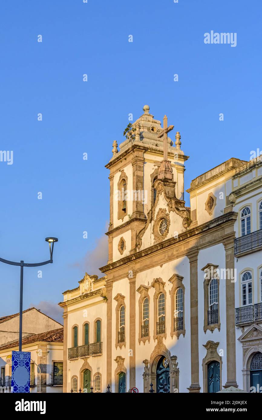 Vue de face d'une ancienne église historique du 18th siècle sur la place centrale du quartier Pelourinho Banque D'Images
