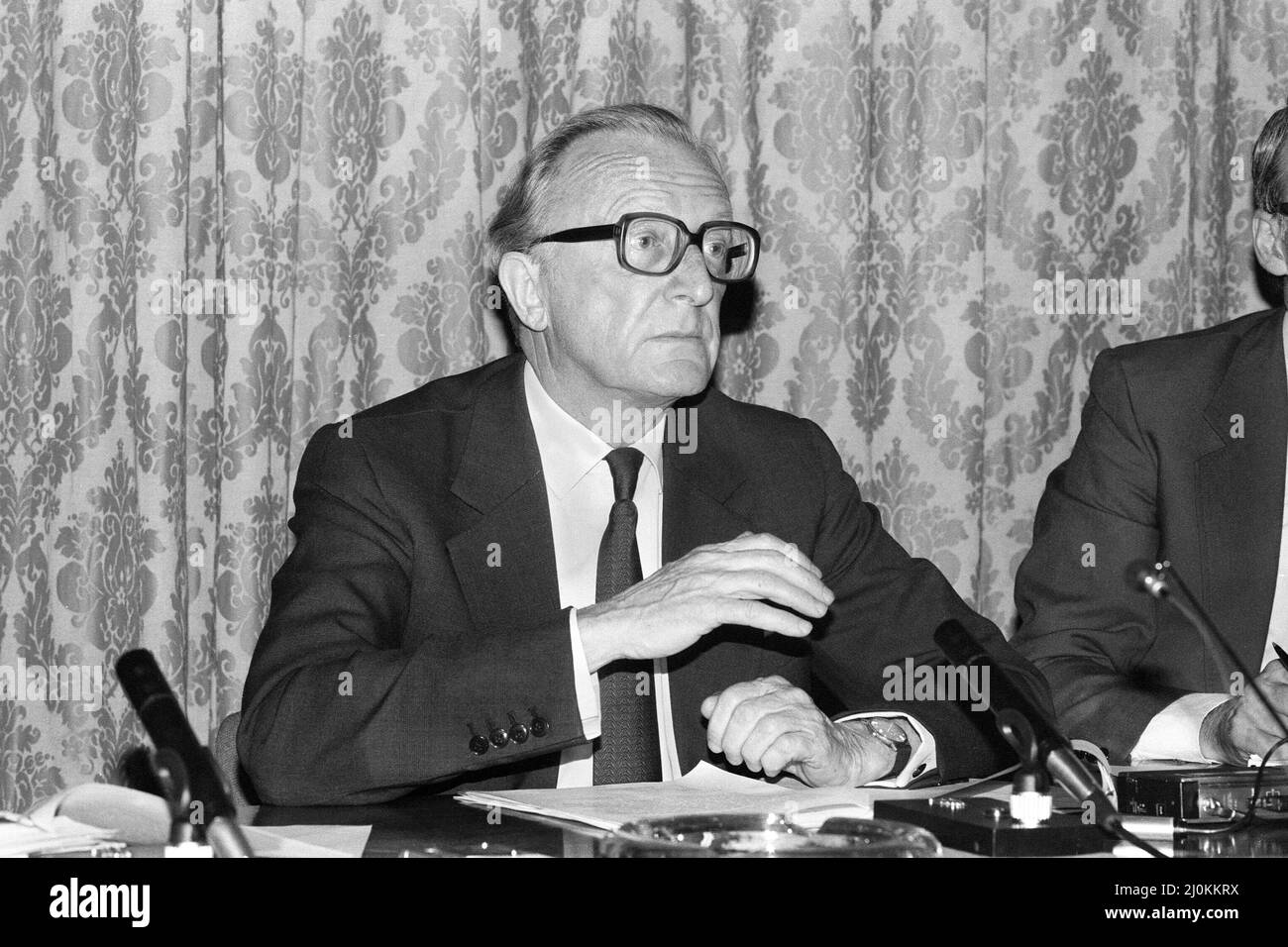 Lord Carrington, secrétaire aux Affaires étrangères, et John Nott, secrétaire à la Défense, lors d'une conférence de presse tenue au bureau des Affaires étrangères pour faire une déclaration sur l'invasion des Malouines par l'Argentine. 2nd avril 1982. Carringtonobit Banque D'Images Lord Carrington, secrétaire aux Affaires étrangères, et John Nott, secrétaire à la Défense, lors d'une conférence de presse tenue au bureau des Affaires étrangères pour faire une déclaration sur l'invasion des Malouines par l'Argentine. 2nd avril 1982. Carringtonobit Banque D'Images