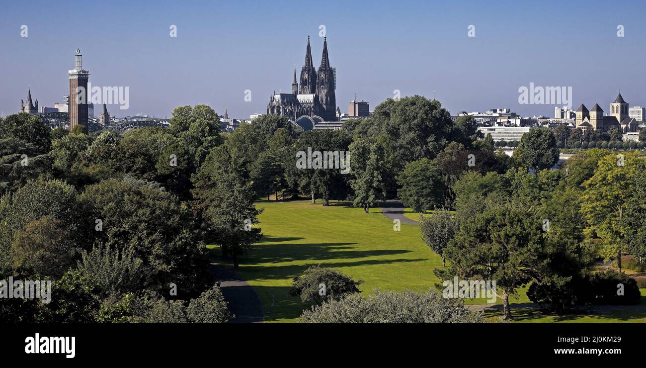 Rheinpark avec cathédrale et silhouette de ville, Cologne, Rhénanie-du-Nord-Westphalie, Allemagne, Europe Banque D'Images