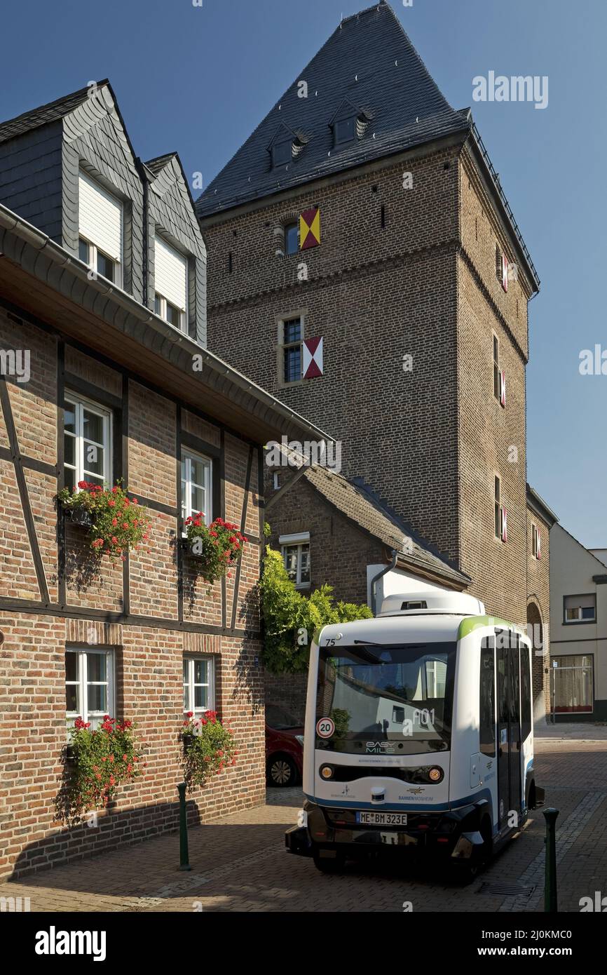 Tour Schelmen avec bus autonome, Monheim am Rhein, Rhénanie-du-Nord-Westphalie, Allemagne, Europe Banque D'Images