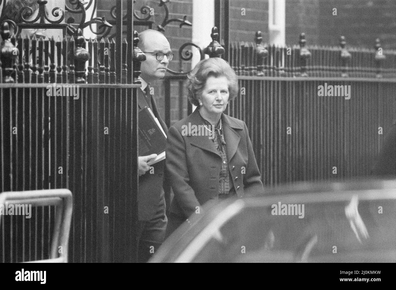 Margaret Thatcher PM photographié à l'extérieur de Downing Street, Londres, 30th novembre 1982. Le premier ministre a quitté Downing Street après qu'un de ses employés, le directeur de bureau Peter Taylor, a été blessé après avoir ouvert une bombe à lettres, une bombe à incendie. Les lettres d'un groupe appelé la Milice des droits des animaux, ARM, étaient dans le paquet Downing Street. Banque D'Images