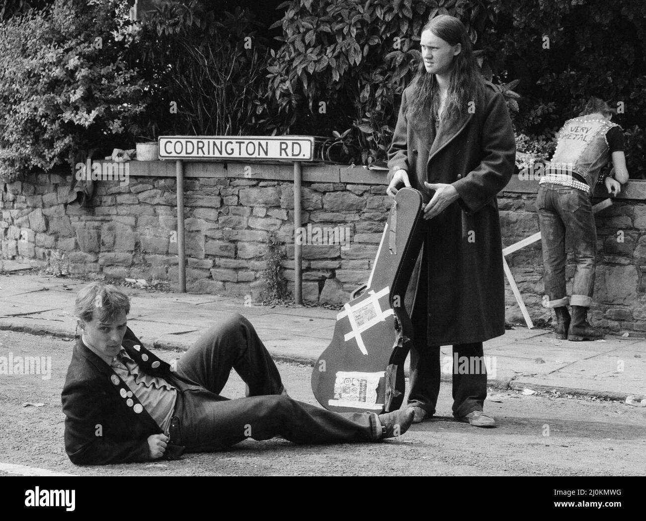 La troupe des jeunes vus ici filmant sur le terrain de Codrington Road, Bristol. De gauche à droite Rik Mayall comme Rick, Nigel Planer comme Neil et Adrian Edmondson comme Vyvyan. Août 1982. Banque D'Images