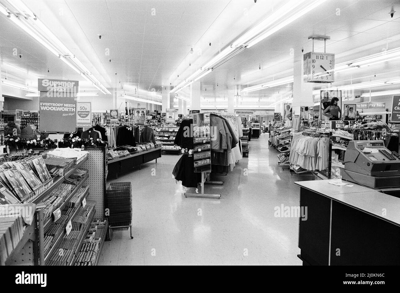 Woolworths Store, Holborn, Londres, 13th août 1980. 420pm et pas une personne en vue. C'est la scène dans un magasin de Woolworths de Londres après qu'ils ont annoncé une chute drastique des bénéfices. Banque D'Images