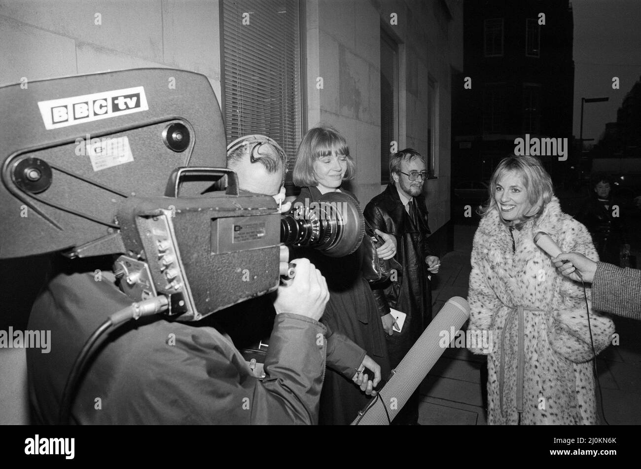 Esther Rantzen, présentateur de télévision de la BBC « c'est la vie », est reconnu coupable d'obstruction au tribunal de la magistrature de Horseferry et condamné à une amende de 15 £. Elle a été arrêtée pendant le tournage de l'une de ses entrevues où elle a essayé de filmer un test de consommation sur la soupe de chauve-souris fumée. 28th janvier 1981. Banque D'Images