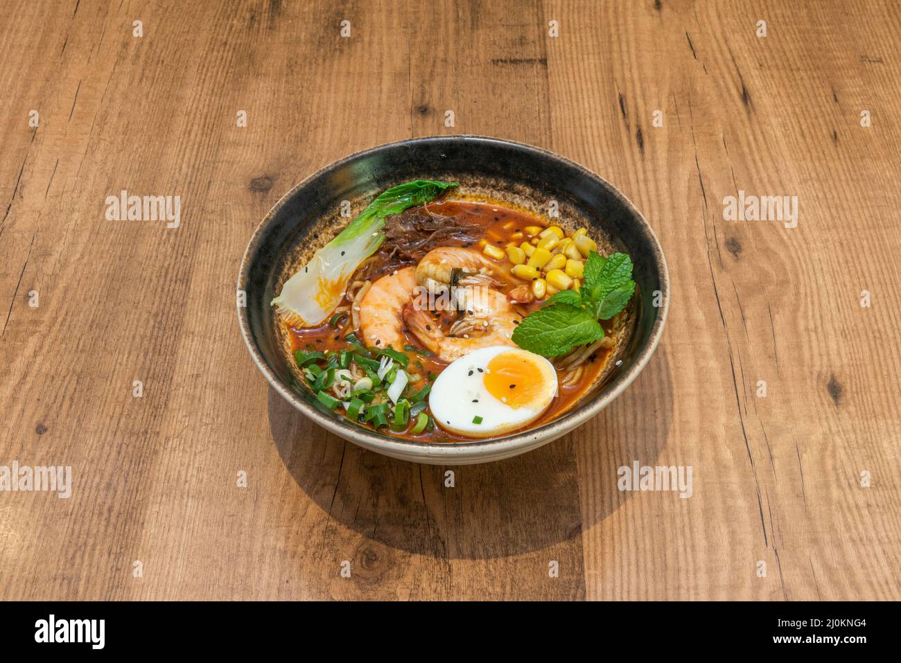 Laksa est une soupe de nouilles très épicée qui est très populaire dans la culture Peranakan, qui est un mélange de culture chinoise et malaise qui peut être trouvé Banque D'Images