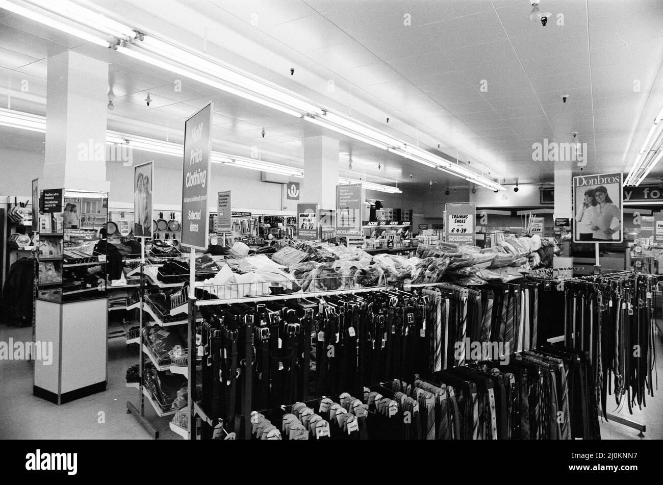 Woolworths Store, Holborn, Londres, 13th août 1980. 420pm et pas une personne en vue. C'est la scène dans un magasin de Woolworths de Londres après qu'ils ont annoncé une chute drastique des bénéfices. Banque D'Images