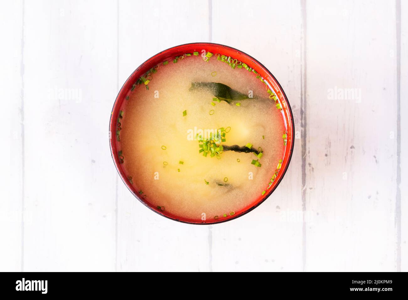 La soupe miso est une soupe japonaise préparée à partir d'un bouillon