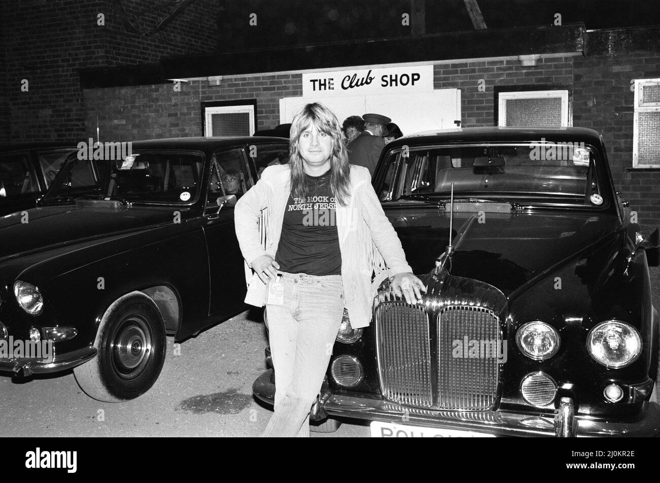 Le chanteur principal Ozzy Osbourne de Black Sabbath photographié avec Rolls Royce.3rd août 1981. Banque D'Images