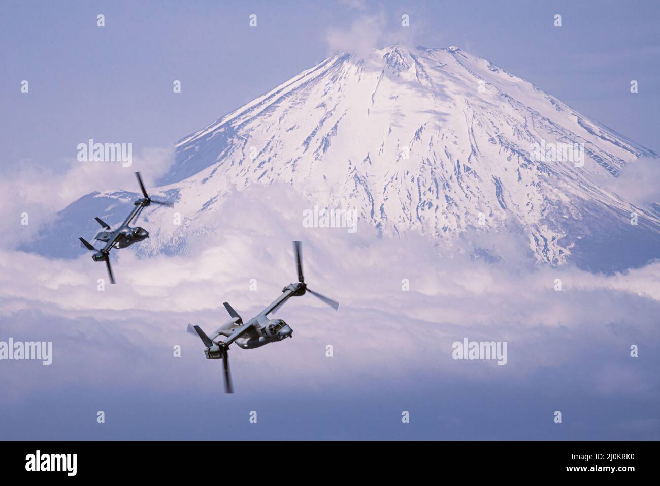 Un corps maritime américain MV-22B Osprey avec l'escadron de Tiltrotor de milieu marin 265 (renforcé), 31st Marine Expeditionary Unit, et une Force d'autodéfense de sol japonaise V-22 Osprey avec l'unité d'aviation 107th effectuent un vol bilatéral de formation au-dessus du Mont Fuji, Japon, 17 mars 2022. Les vols bilatéraux créent la familiarité et l'interopérabilité entre les unités d'aviation américaines et japonaises. Exercice de défense maritime la Brigade de déploiement amphibie prête est un exercice bilatéral visant à accroître l'interopérabilité et à renforcer les liens entre les forces américaines et japonaises pour la défense du Japon. (É.-U. Corps de marine ph Banque D'Images