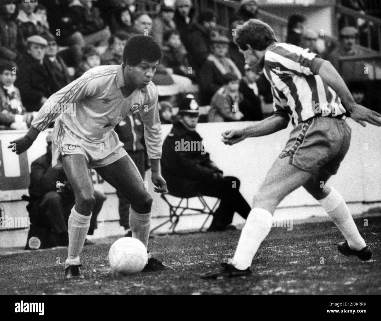Howard Gayle de Newcastle est sur le ballon lorsqu'il se présente contre Ian Bailey de Sheffield Wednesday. Sheffield Wednesday contre Newcastle United, League Division Two, note finale 1-1. 18th décembre 1982. Banque D'Images