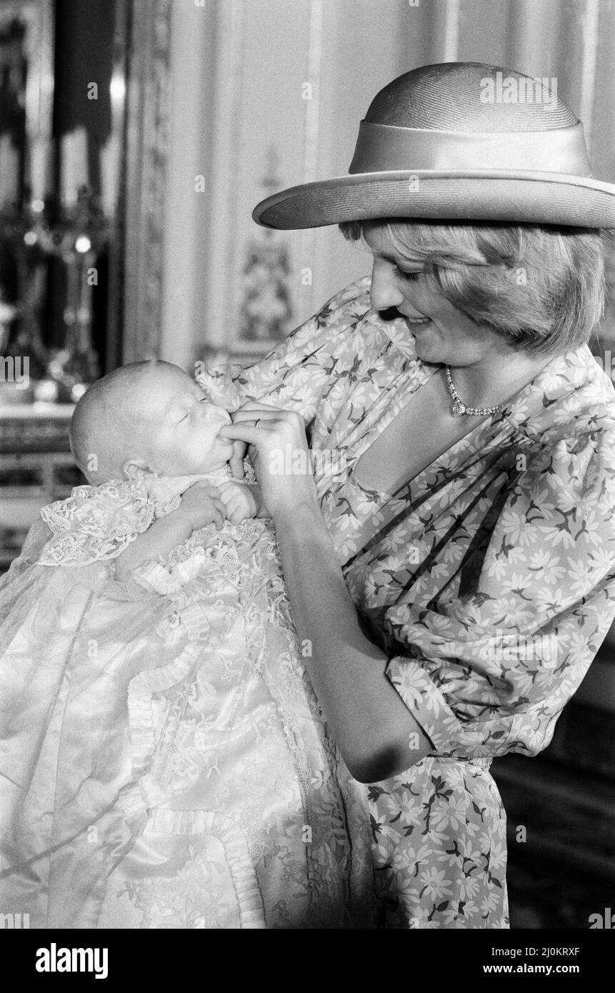 La princesse Diana tient son fils le prince William dans ses bras dans la salle de dessin blanche de Buckingham Palace à la suite d'une cérémonie privée de baptême dans la salle de musique. Le prince a été baptisé dans la robe traditionnelle de la dentelle d'honneur. Photo prise le 4th août 1982. Banque D'Images