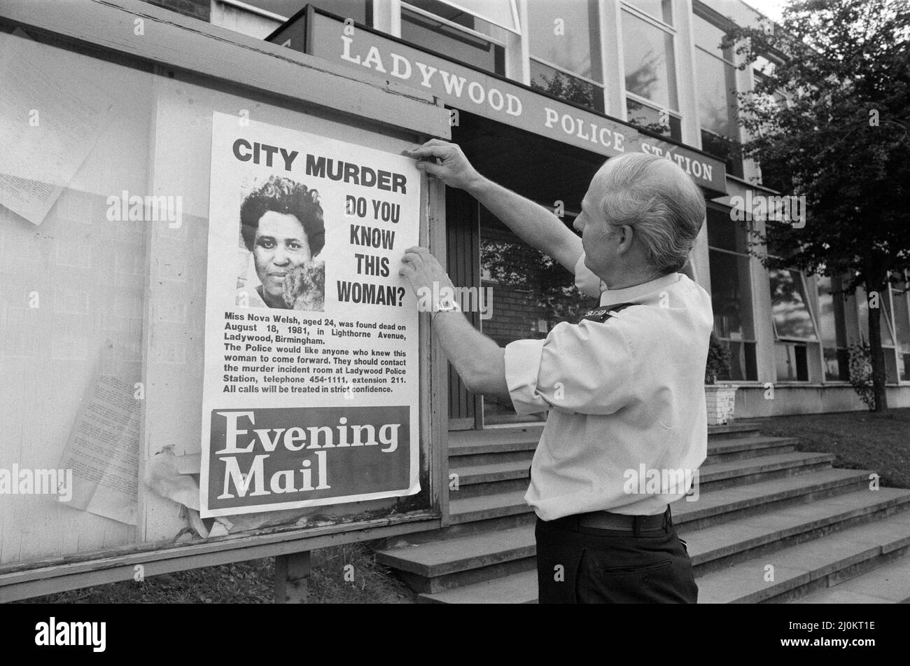 Meurtre de Nova Welsh, 1981. Le corps de Nova, âgé de 24 ans, a été trouvé dans un placard utilitaire dans des appartements de Lighthorne Avenue, Birmingham. Un post mortem a révélé qu'elle est morte de la pression au cou. Affiches de police au poste de police de Ladywood. 25th août 1981. Banque D'Images