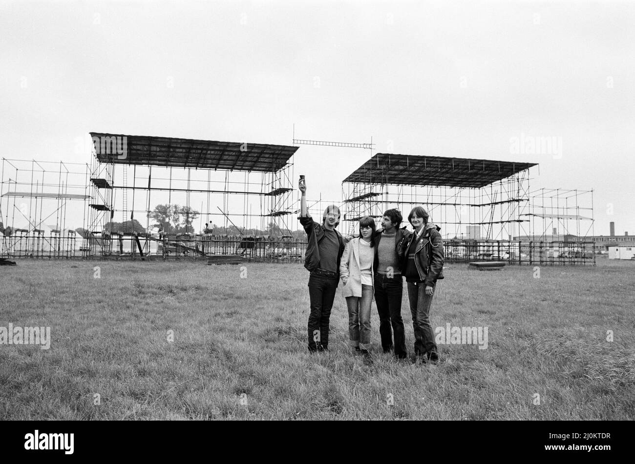 Les premiers oiseaux, les festivaliers commencent à arriver pour le festival national du rock 20th, qui se tiendra du 22nd au 24th août, à Richfield Avenue, Reading, août 1980. Banque D'Images