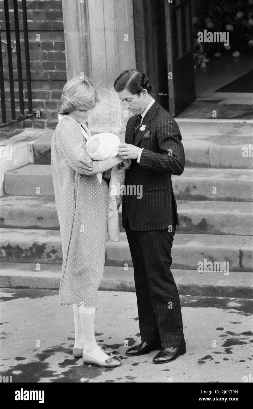 La princesse Diana, la princesse de Galles et le prince Charles, le prince de Galles, ont leur nouveau-né le prince William avec sa femme la princesse Diana, alors qu'ils quittent l'hôpital St. Mary's à Londres, photo prise le mardi 22nd juin 1982. Banque D'Images