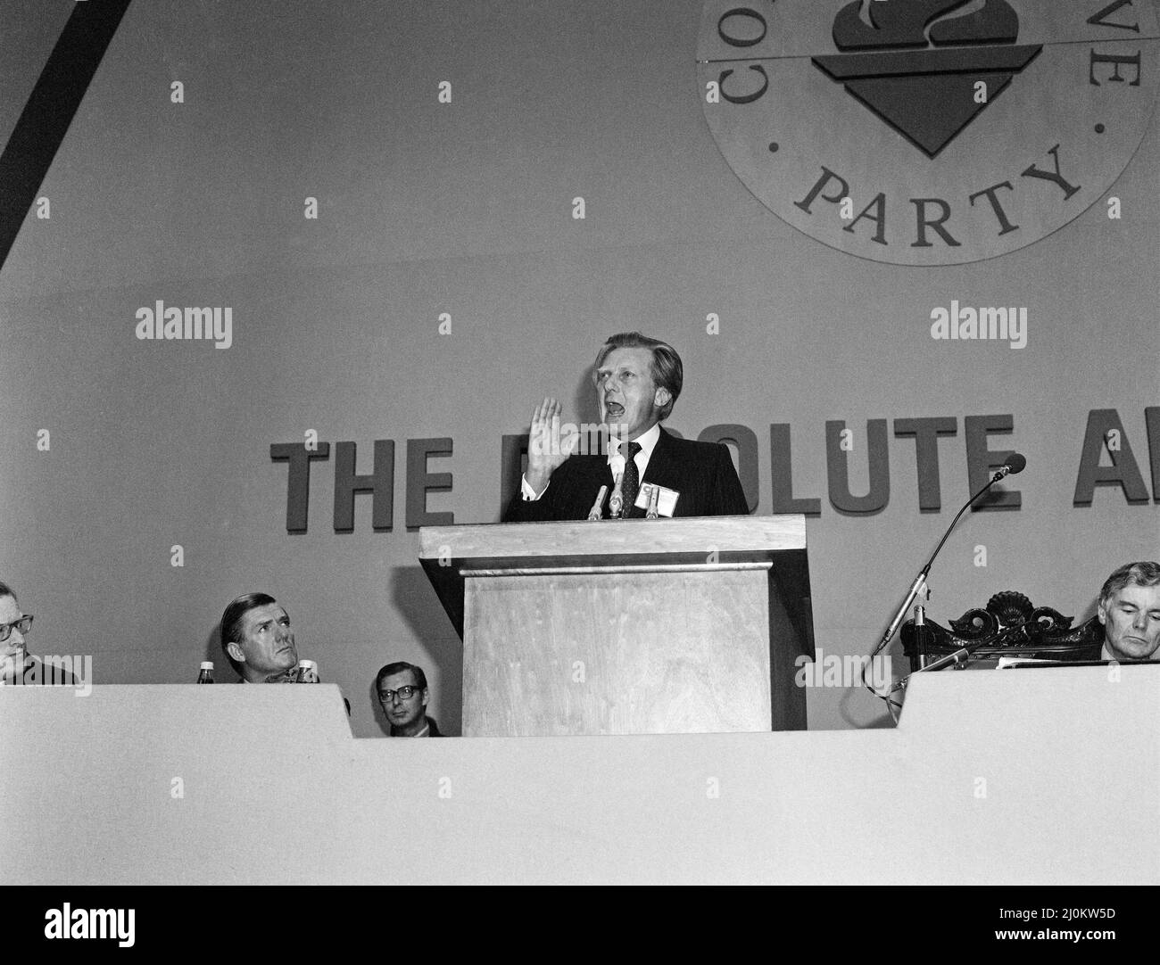 Michael Heseltine, secrétaire d'État à l'Environnement, s'exprimant lors de la conférence du parti conservateur à Brighton. Observé par Cecil Parkinson à l'avant, à gauche. 10th octobre 1982. Banque D'Images