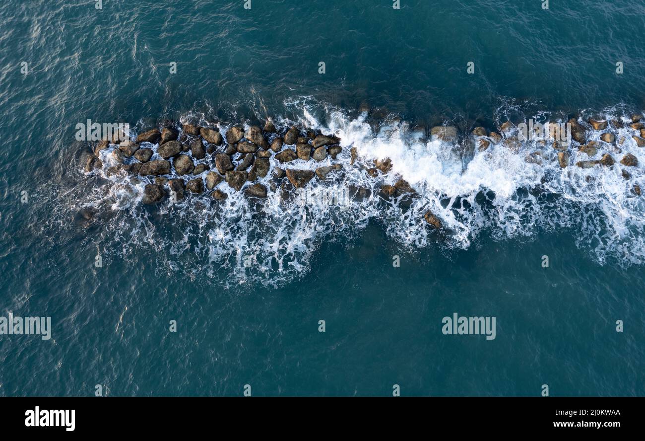 Vue aérienne d'un drone volant d'eau de mer bleue et d'eau de rupture.Côte bordant la mer Banque D'Images