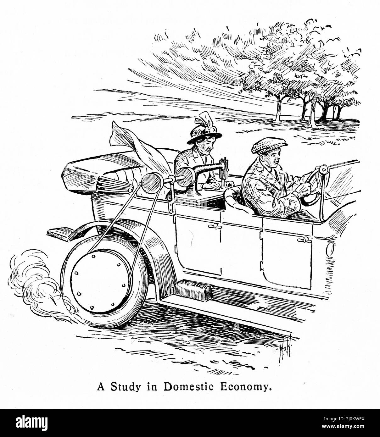 Gravure d'une femme qui coudre à l'arrière de la voiture avec la machine entraînée sur une ceinture de la roue de la voiture. Du magazine Punch vers 1914. Banque D'Images