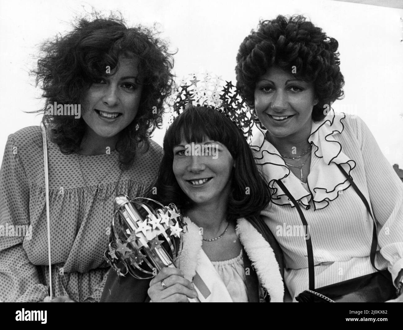 British Steel Gala Queen Linda Coxhall, avec Debbie Crosby (à gauche) et Julie Watson (à droite). 3rd juillet 1982. Banque D'Images
