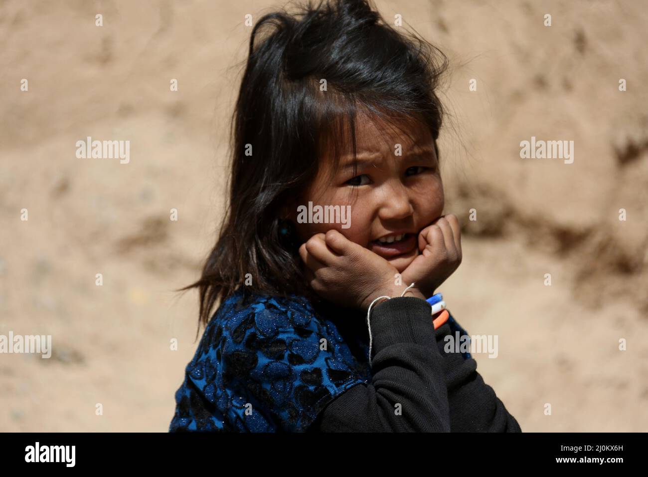 Bamiyan, Afghanistan. 19th mars 2022. Une fille afghane est vue près de la grotte dans laquelle elle vit dans la province de Bamiyan, en Afghanistan, le 19 mars 2022. Credit: Saifurahman Safi/Xinhua/Alamy Live News Banque D'Images