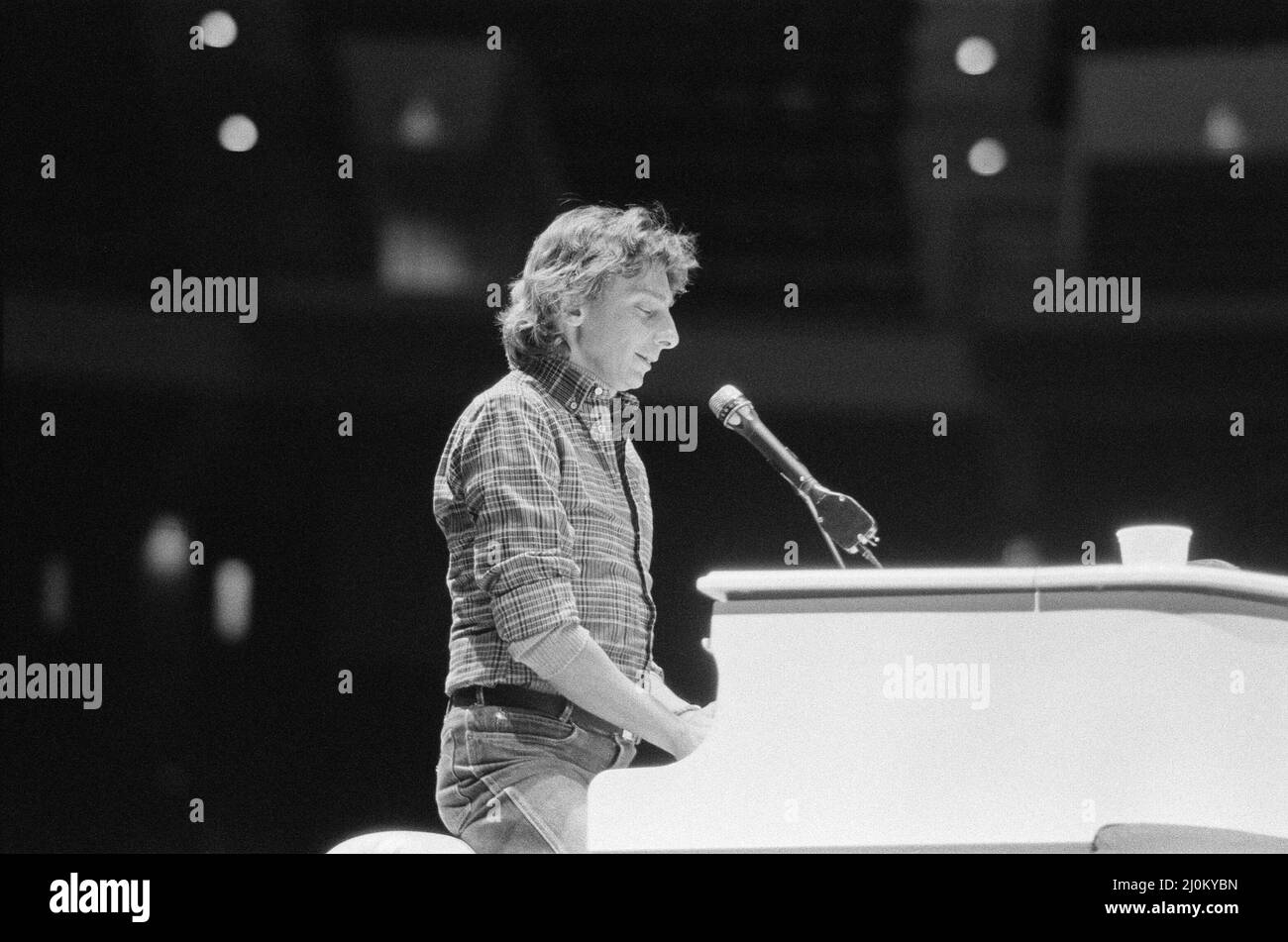 Barry Manilow en répétitions pour son concert au Hartford Civic Center, Hartford, Connecticut, Amérique. Décembre 1981. Banque D'Images