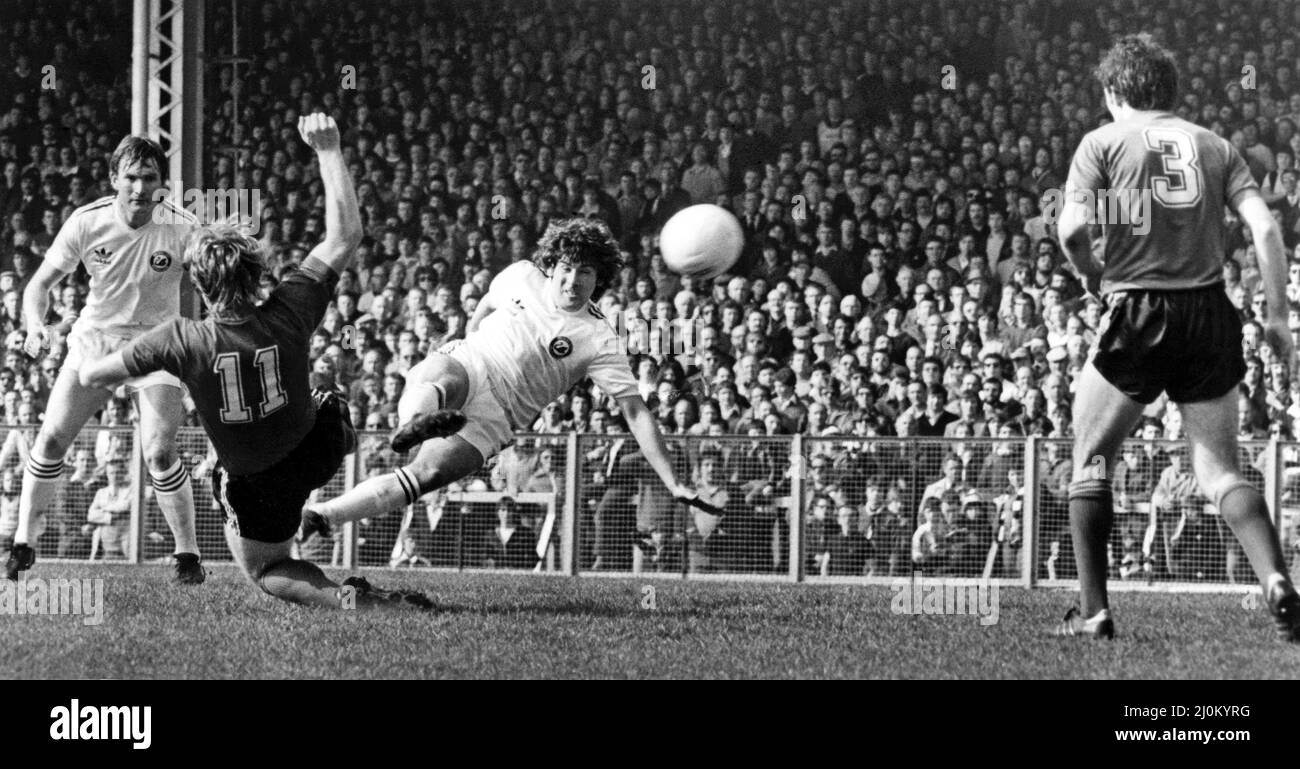 Sport - football - Swansea - le Welsh international de Swansea, David Giles, lance le ballon à la maison sous la surveillance de Leighton James, coéquipier international gallois. L'objectif a été rejeté - 5th avril 1981. Banque D'Images