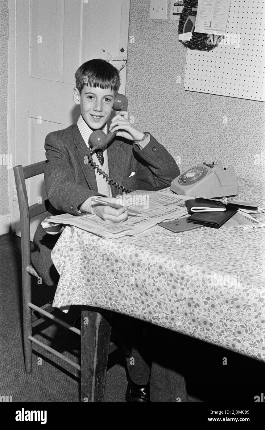 Jacob Rees- Mogg, 12 ans. L'image montre un jeune Jacob Rees- Mogg, l'un des plus jeunes actionnaires de Britian. Il est photographié à la maison, faisant un stand public solitaire contre le géant General Electric Company. Jacob Rees-Mogg, âgé de douze ans, a déclaré que le dividende annuel de la société était « pathétique » lors de son assemblée annuelle à Londres. L'entreprise de 2 000 millions de livres paie aux actionnaires moins de 15p une part sur 476 millions de livres de bénéfices avec 54,5p une part. Jacob est le fils de l'ancien rédacteur en chef du Times, Sir William Rees-Mogg, a déclaré que le GEC pourrait facilement se permettre 30p par action. Quand le photographe de Daily Mirror Julian B Banque D'Images