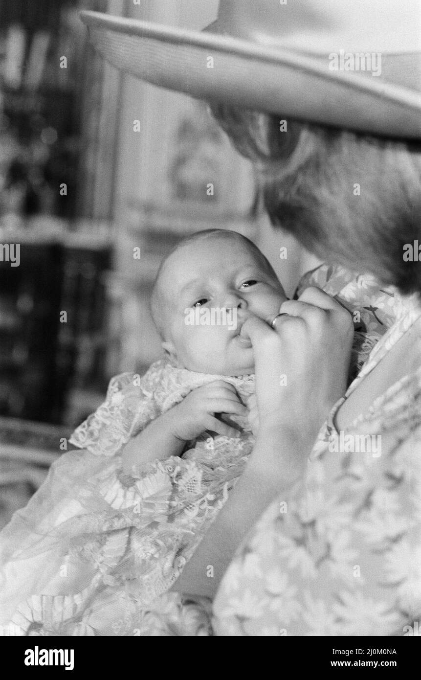 La princesse Diana tient son fils le prince William dans ses bras dans la salle de dessin blanche de Buckingham Palace à la suite d'une cérémonie privée de baptême dans la salle de musique. Le prince a été baptisé dans la robe traditionnelle de la dentelle d'honneur. Photo prise le 4th août 1982. Banque D'Images