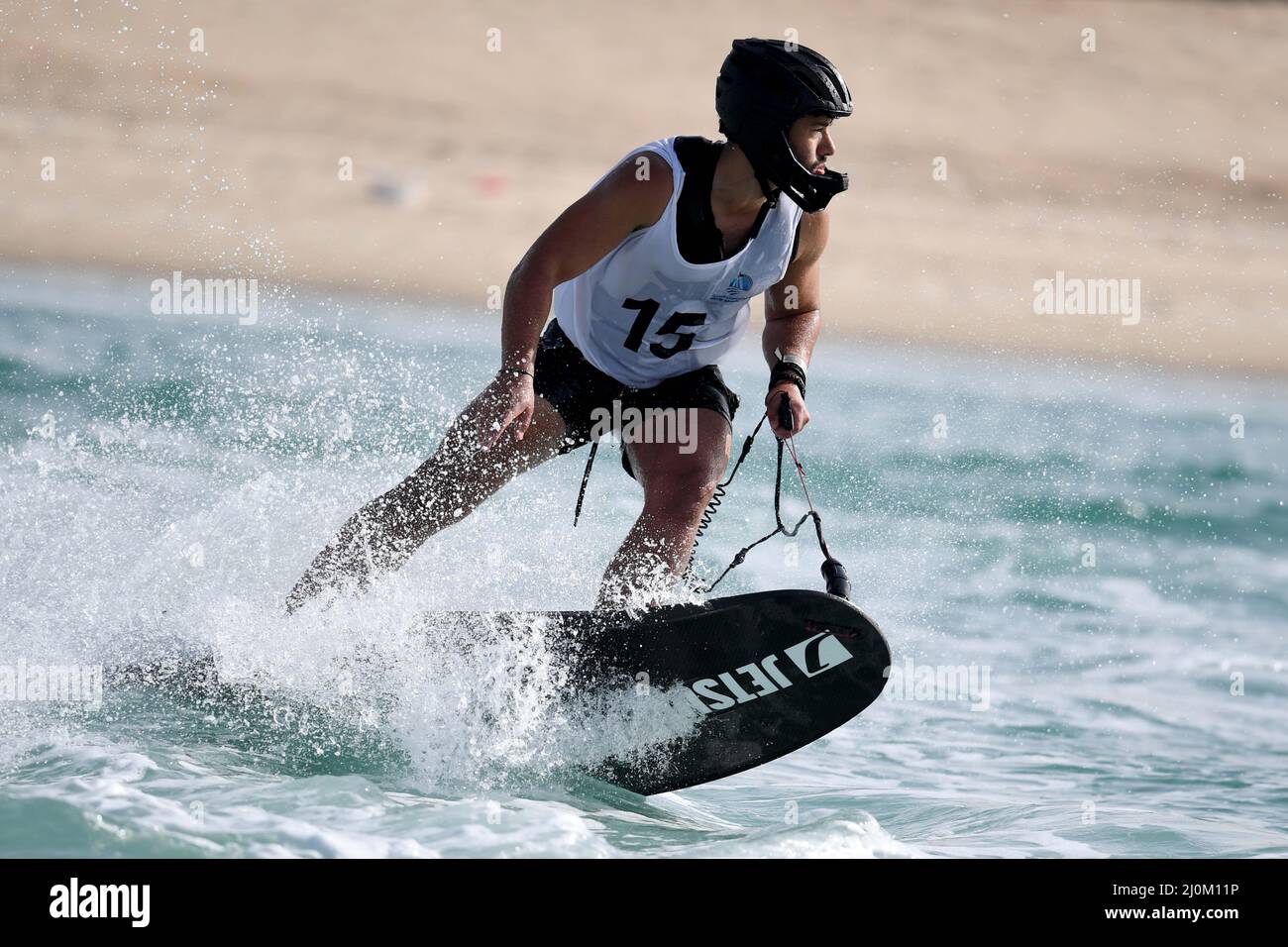 Gouvernorat d'Ahmadi, Koweït. 19th mars 2022. Abdul Razzaq Al-Baghli participe à la course de motopurf dans le gouvernorat d'Ahmadi, au Koweït, le 19 mars 2022. Credit: Ghazy Qaffaf/Xinhua/Alamy Live News Banque D'Images