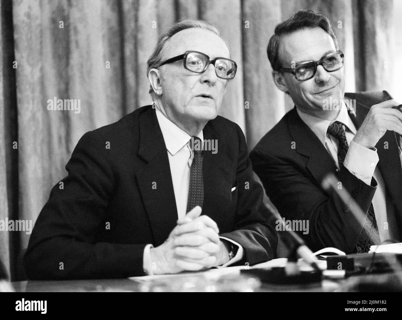 Lord Carrington, secrétaire aux Affaires étrangères, et John Nott, secrétaire à la Défense, lors d'une conférence de presse tenue au bureau des Affaires étrangères pour faire une déclaration sur l'invasion des Malouines par l'Argentine. 2nd avril 1982. Banque D'Images Lord Carrington, secrétaire aux Affaires étrangères, et John Nott, secrétaire à la Défense, lors d'une conférence de presse tenue au bureau des Affaires étrangères pour faire une déclaration sur l'invasion des Malouines par l'Argentine. 2nd avril 1982. Banque D'Images