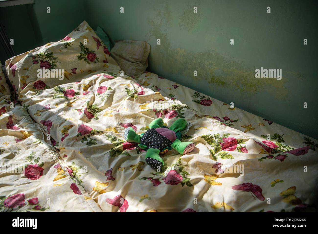 Lviv, Ukraine. 18th mars 2022. Un jouet pour enfants dans la chambre que Tanya, une femme de Kiev, partage avec sa fille et deux petits-fils dans un centre géré par le gouvernement pour les personnes déplacées. Selon les Nations Unies, plus de trois millions d'Ukrainiens sont devenus des réfugiés et deux autres millions ont été déplacés à l'intérieur du pays depuis que la Russie a commencé son invasion de l'Ukraine le 24 février 2022. Crédit : SOPA Images Limited/Alamy Live News Banque D'Images