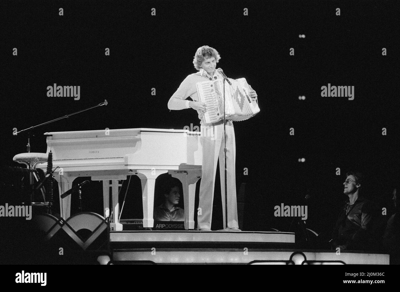 Barry Manilow jouant l'accordéon en concert au Hartford Civic Center, Hartford, Connecticut, Amérique. Décembre 1981. Banque D'Images