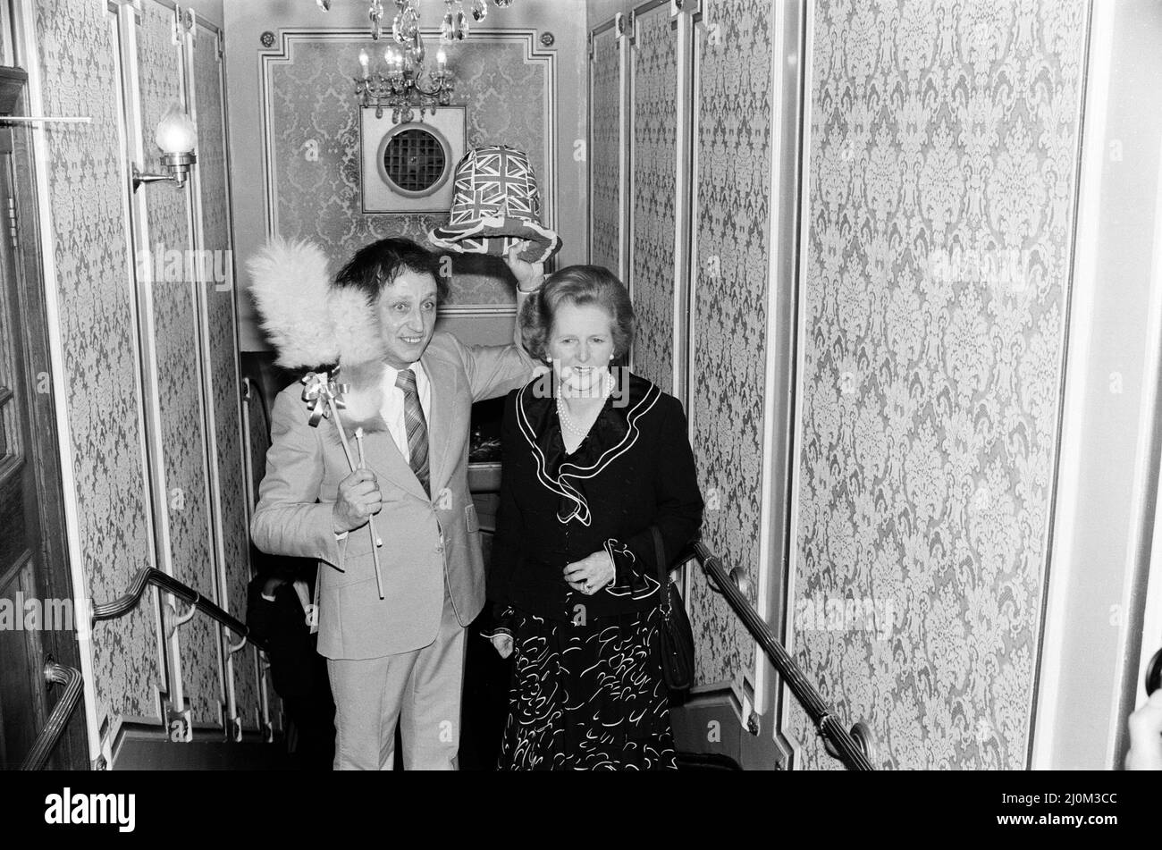Le comédien Ken Dodd se moque d'un membre surprise de l'audience, Margaret Thatcher, a fait marche arrière au Palladium où son nouveau spectacle « The Ken Dodd Laughter Show » est sur deux semaines. Il est photographié avec le premier Minster et son bâton de chatouillement. 23rd octobre 1980. Banque D'Images