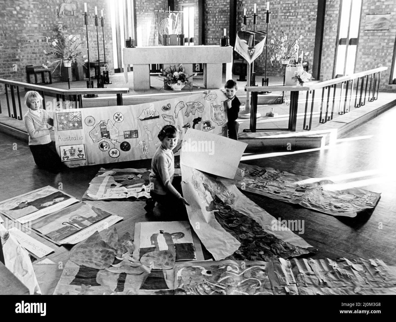 Enfants de plusieurs écoles de l'église St Marc, Thornaby, avenue Trenchard, il a été spécialement décoré par des enfants pour le dimanche de l'éducation. Photo (de gauche à droite) Diane Parker, Lisa Dolan et Craig Peacock. 13th février 1981. Banque D'Images