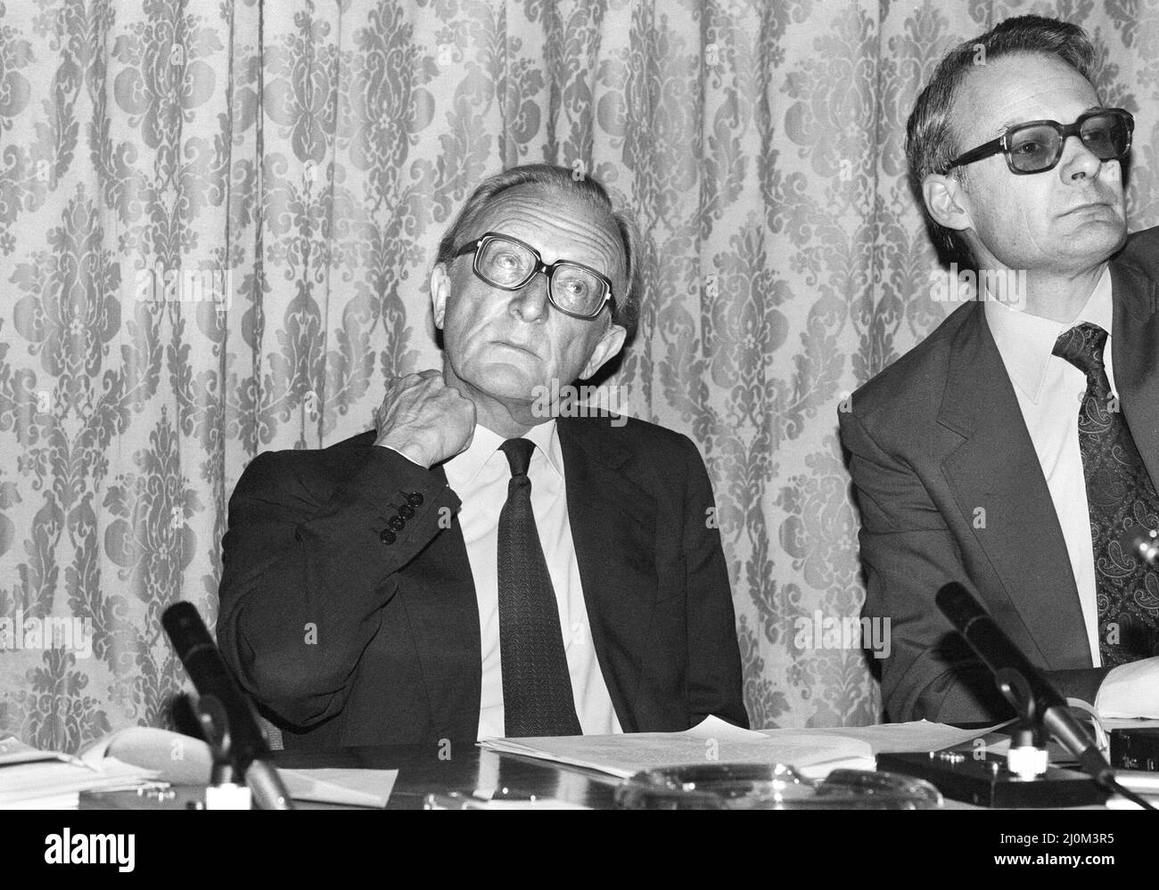 Lord Carrington, secrétaire aux Affaires étrangères, et John Nott, secrétaire à la Défense, lors d'une conférence de presse tenue au bureau des Affaires étrangères pour faire une déclaration sur l'invasion des Malouines par l'Argentine. 2nd avril 1982. Banque D'Images Lord Carrington, secrétaire aux Affaires étrangères, et John Nott, secrétaire à la Défense, lors d'une conférence de presse tenue au bureau des Affaires étrangères pour faire une déclaration sur l'invasion des Malouines par l'Argentine. 2nd avril 1982. Banque D'Images