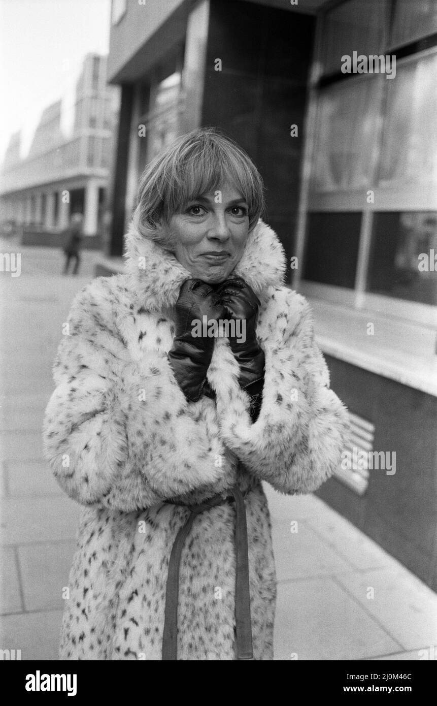 Esther Rantzen, présentateur de télévision de la BBC « c'est la vie », est sous caution inconditionnelle à la cour des magistrats de Horseferry Road. Elle a plaidé non coupable d'avoir causé une obstruction au North End Road Market, Fulham, pendant le tournage d'une de ses entrevues où elle a essayé de filmer un test de consommation sur la soupe de chauve-souris fumée. 24th octobre 1980. Banque D'Images